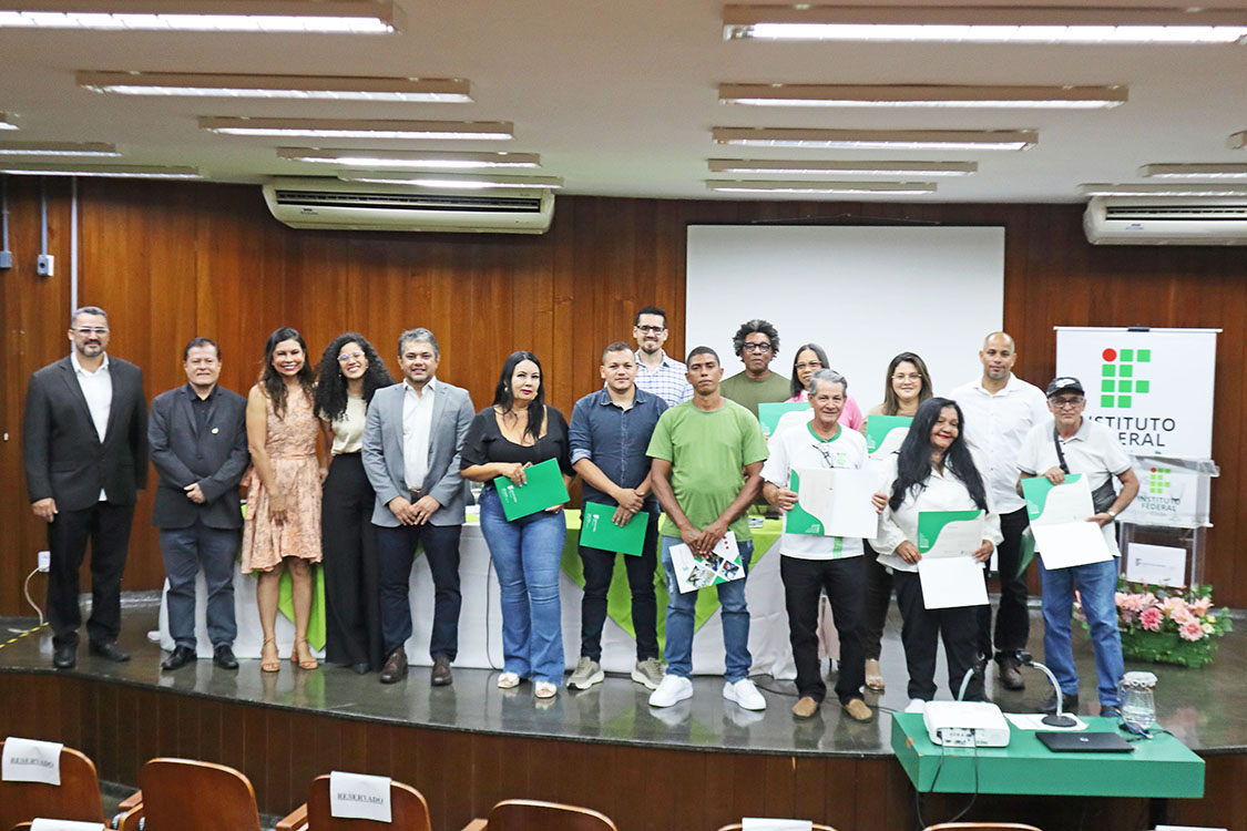 Concluintes do Projeto Alvorada e mais autoridades convidadas e servidores do IFG durante solenidade de certificação no Câmpus Goiânia.